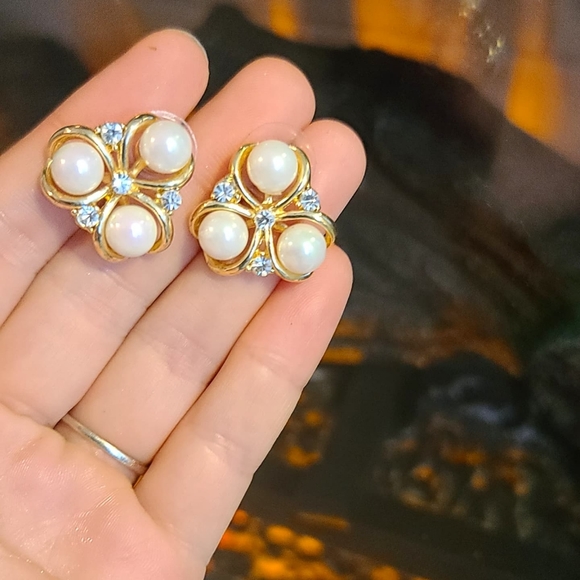 Gold Plated studded Earrings with Artificial pearl - Picture 3 of 4